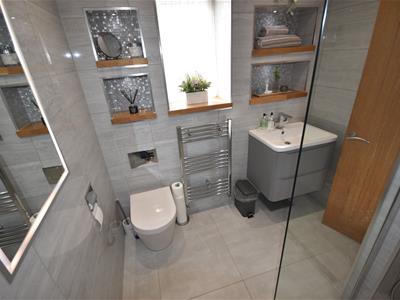 MASTER EN SUITE WET ROOM